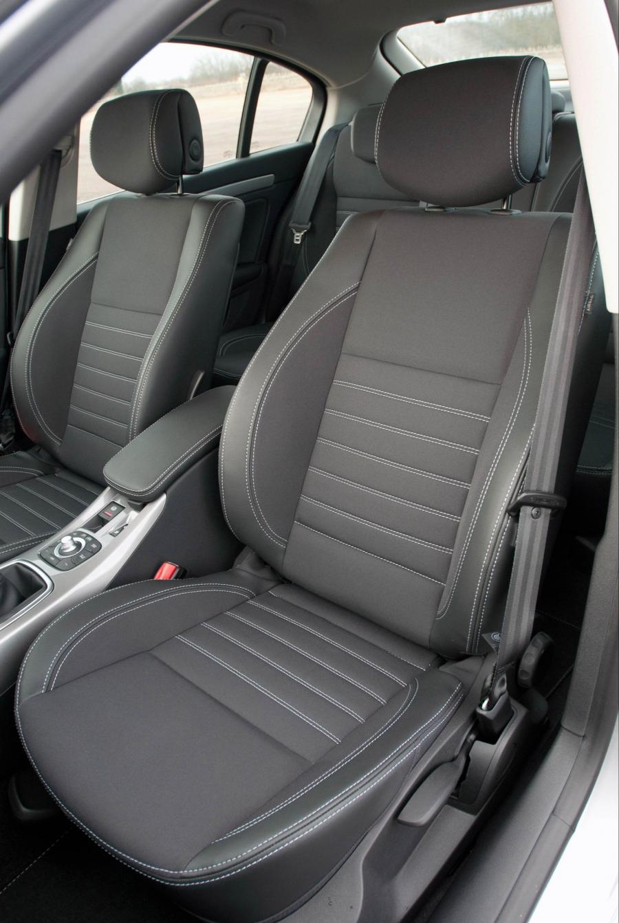 Интерьер Renault Laguna GT Line 2011 года  (UK) (фото 12 из 30)